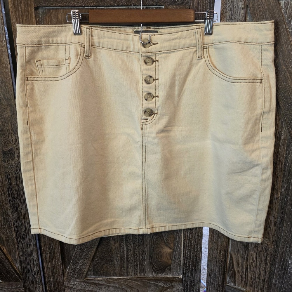 Torrid Skirt Women's Size‎ 20 Ivory Denim Button Fly Short Skirt Casual 20"
